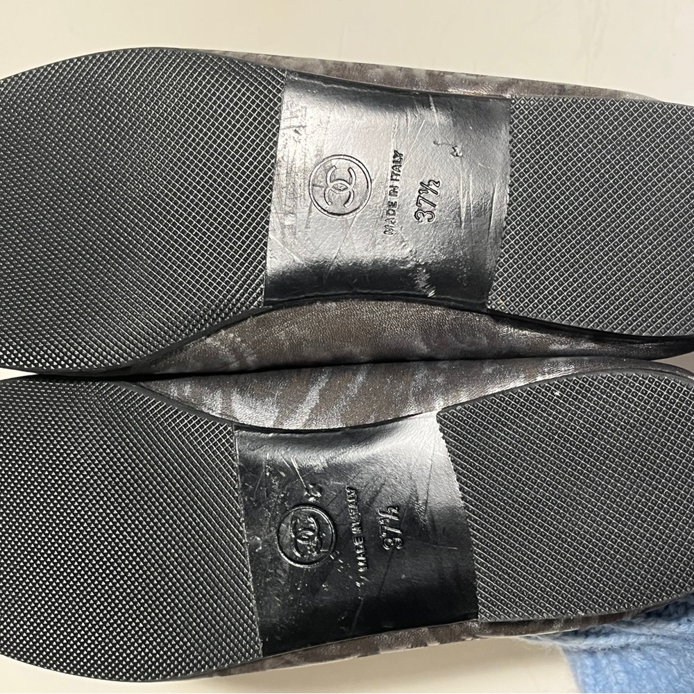 CHANEL Black and Silver Leather Flats - Picture 5 of 9